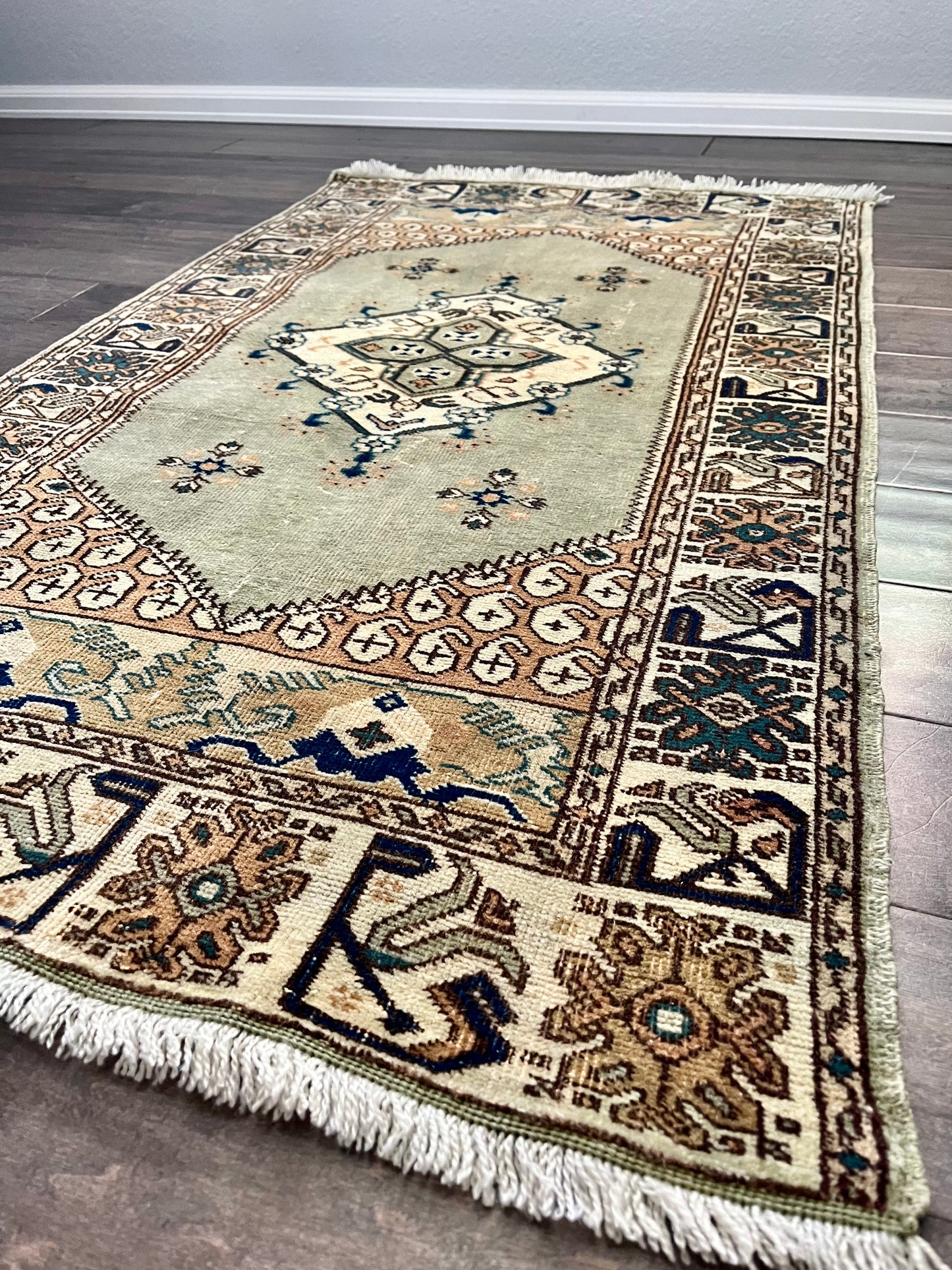 Vintage Rug #43 - 2'6" x 4'3.5"