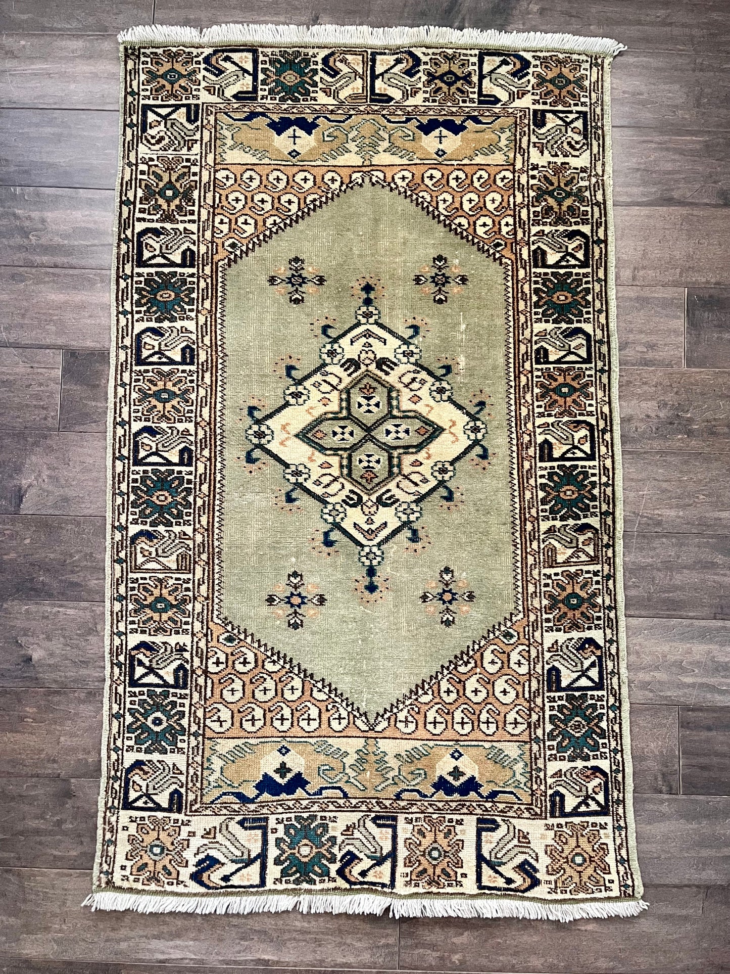 Vintage Rug #43 - 2'6" x 4'3.5"