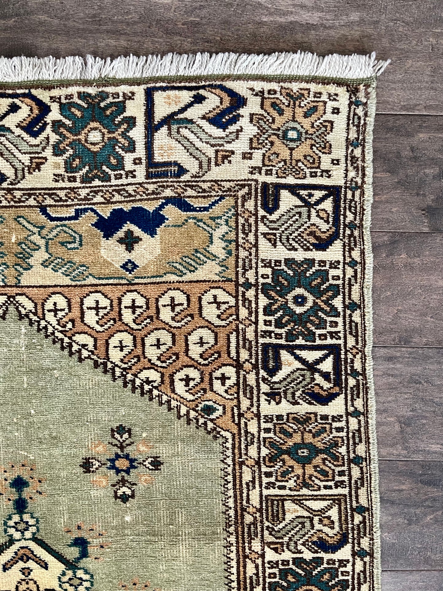 Vintage Rug #43 - 2'6" x 4'3.5"